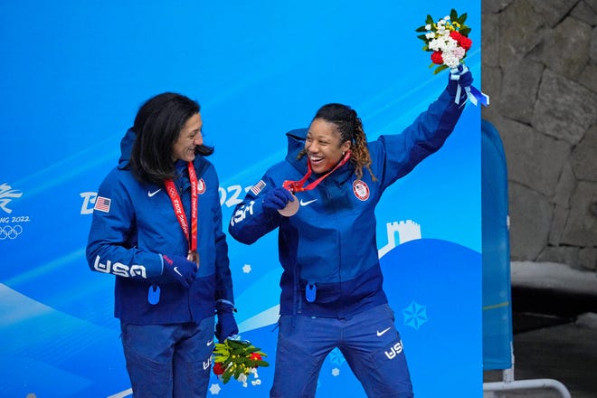 Ilana Myers Taylor ve Sylvia Hoffman, Yanqing Kayak Merkezi'ndeki Pekin Olimpiyatları sırasında iki kişilik kızakta bronz madalya kazandıktan sonra kutlama yapıyor.