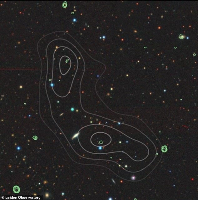 Alcyoneus (resimde), merkezinden fışkıran devasa jetler ve loblar ile birlikte bir ana gökada içeren dev bir radyo gökadası olarak tanımlandı.