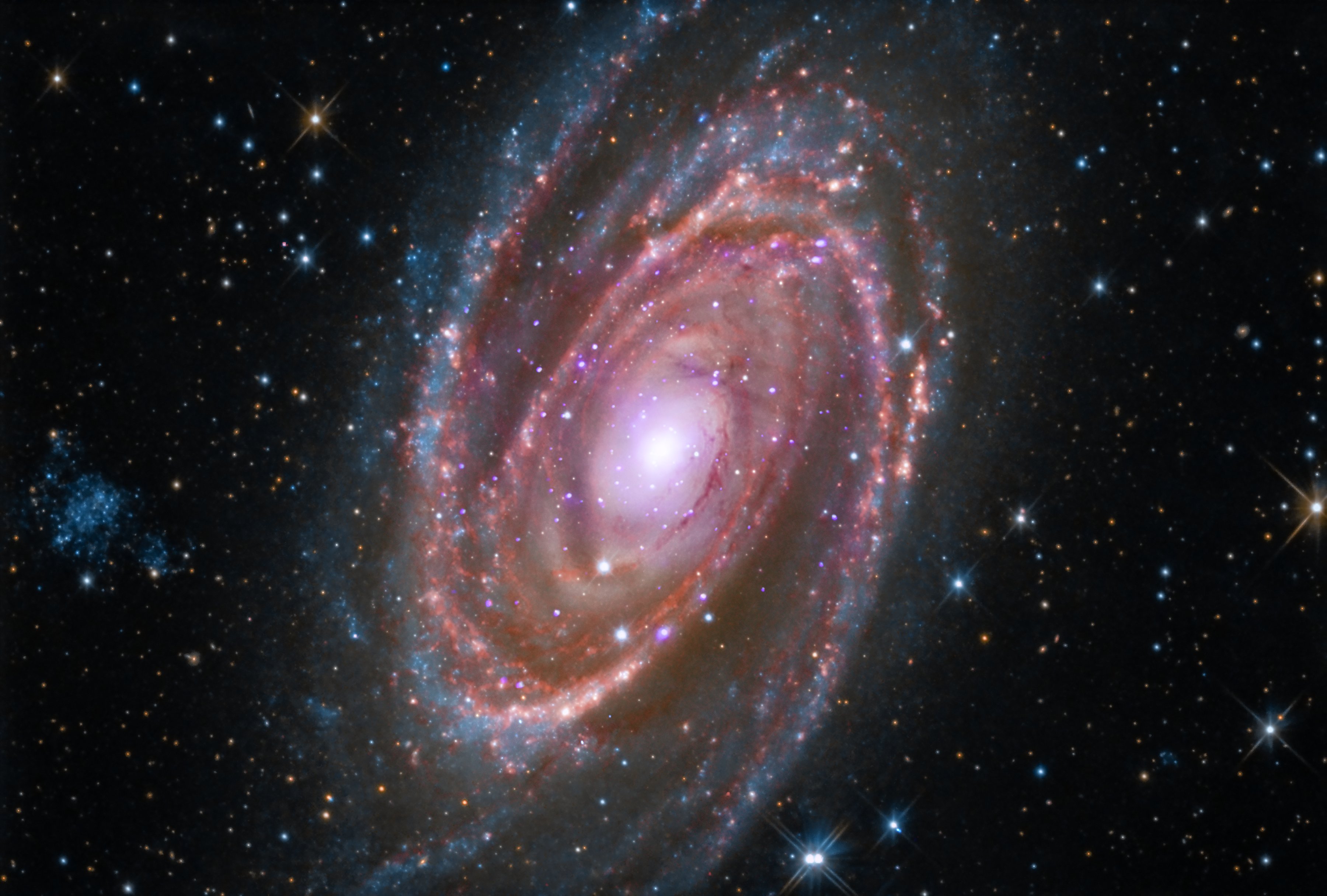 Sarmal gökada M81, Dünya'dan yaklaşık 12 milyon ışıkyılı uzaklıkta yer almaktadır.