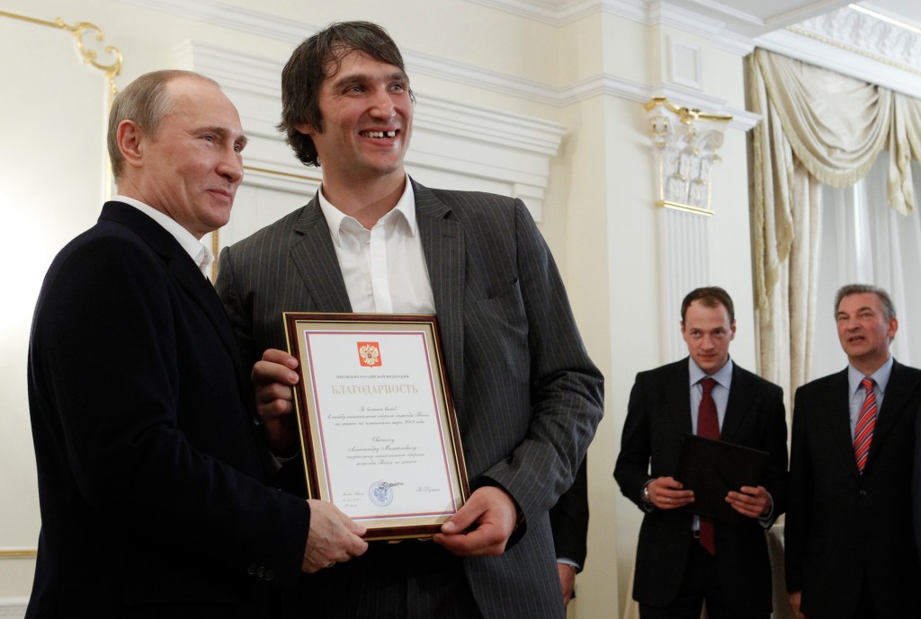 Alex Ovechkin (sağda) Vladimir Putin (solda) ile uzun süreli bir ilişkiye sahiptir. 