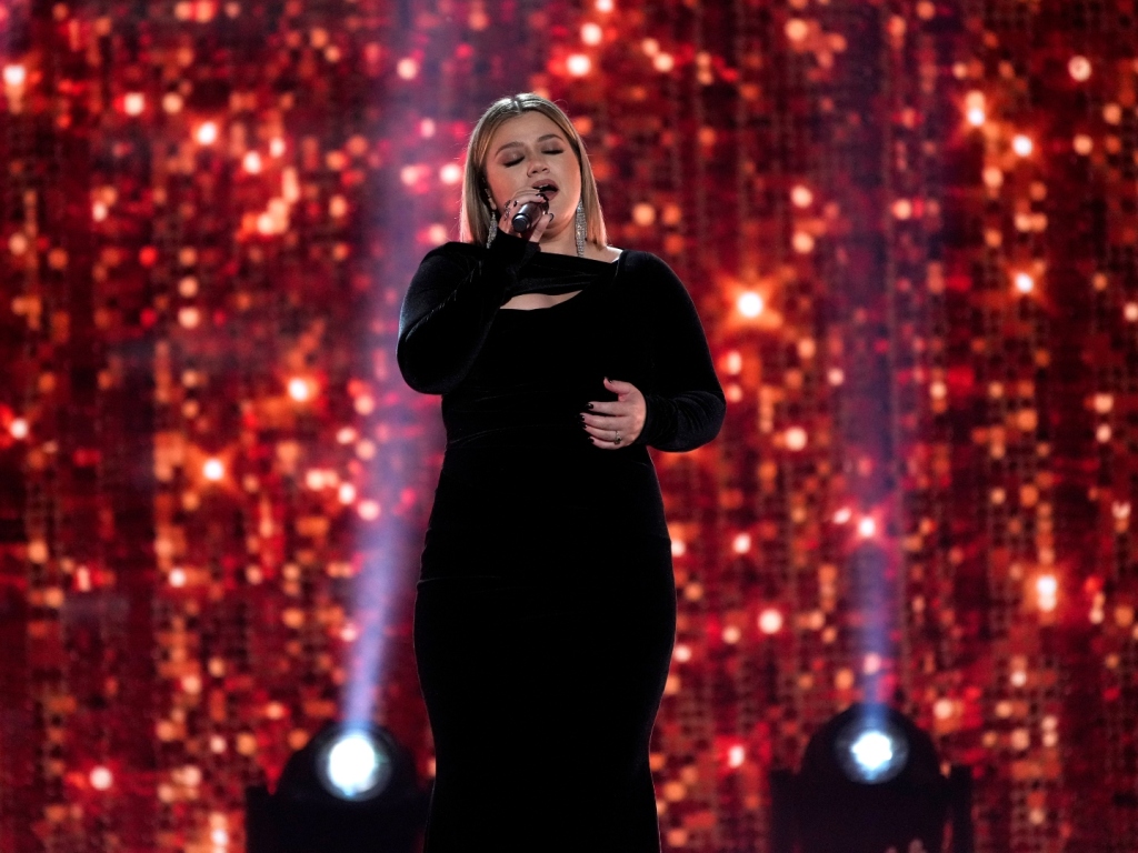 Kelly Clarkson, 2022 ACM Ödülleri'nde duygusal bir performans sergiliyor - SheKnows