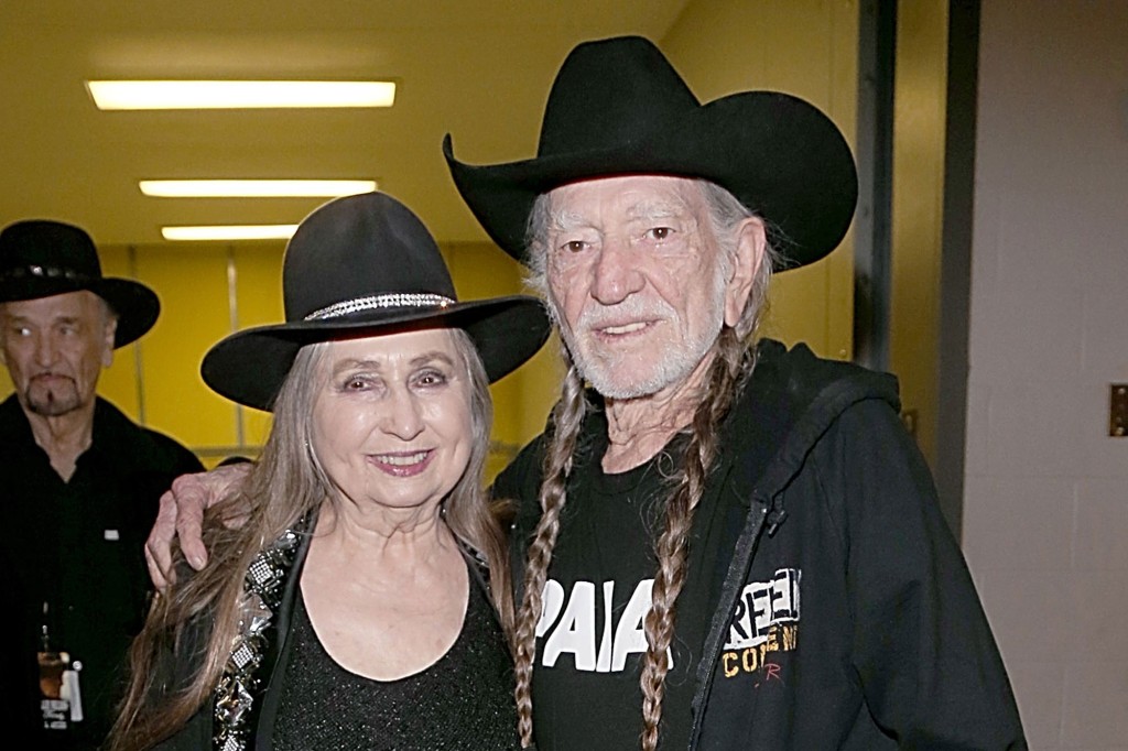 Willie Nelson'ın kız kardeşi, grup arkadaşı Bobby 91 yaşında öldü.