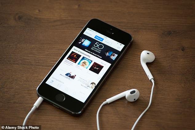 2020'den beri Apple, yeni bir fiş veya kulaklık için müşterilerinden 19 £ ücret alıyor.
