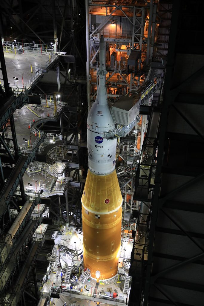 VAB Artemis I Uzay Fırlatma Sistemi roketi ve Orion uzay aracı