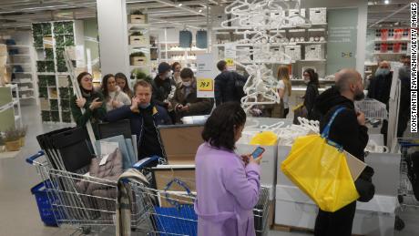Alışveriş yapanlar, 3 Mart 2022'de Moskova'da bir IKEA mağazasında alışverişlerinin ödemesini yapmak için kuyrukta bekliyorlar.