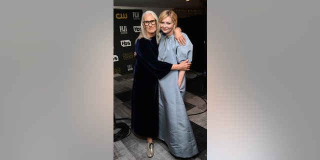 (LR) Jane Campion ve Kirsten Dunst, 13 Mart 2022'de Los Angeles, California'da Fairmont Century Plaza'da 27. Yıllık Eleştirmenlerin Seçimi Ödüllerini kutlarken.