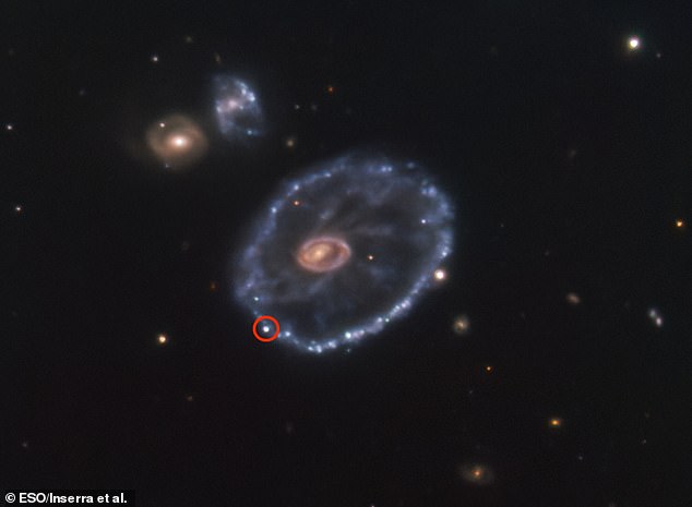 SN2021afdx olarak adlandırılan süpernova, Heykeltıraş takımyıldızında yer alan alışılmadık şekildeki Cartwheel gökadasında meydana geldi.