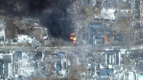 Bu uydu görüntüsü, 12 Mart'ta Mariupol'un batı kesimindeki bir sanayi bölgesinde çıkan yangınları gösteriyor.