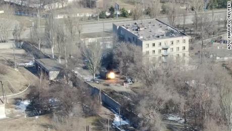 İHA görüntülerinin bu ekran görüntüsü, bir binanın yakınında ateş açan bir askeri aracı gösteriyor.