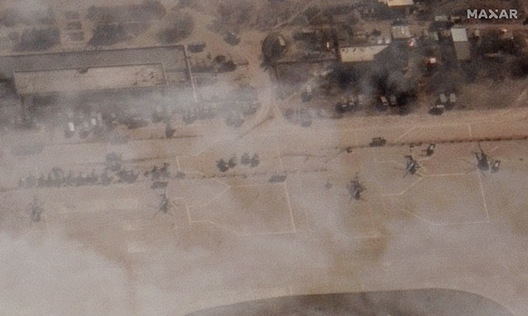 Maxar Technologies'in uydu görüntüsü, Pazartesi günü asfaltta oturan bir dizi Rus askeri helikopterini gösteriyor.