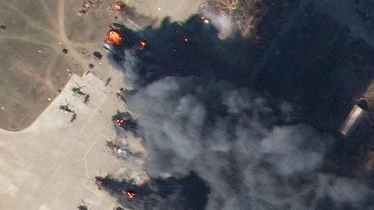 Görüntünün büyütülmüş bir bölümünde, helikopterlerin yandığı görülüyor. 