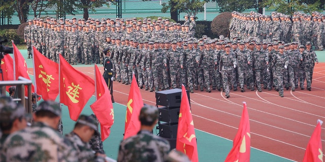 Yeni öğrenciler, 22 Ekim 2021'de Çin'in Jiangsu Eyaleti, Nanjing'deki Güneydoğu Üniversitesi'nde askeri eğitime katılıyor.