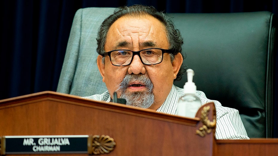 Arizona'dan Meclis Doğal Kaynaklar Komitesi Başkanı Raul Grijalva, 29 Haziran 2020'de Washington, DC'deki Capitol Hill'deki Meclis Doğal Kaynaklar Komitesi duruşması sırasında bir kapanış konuşması yapıyor (Fotoğraf: Bonnie Cash/Paul/AFP aracılığıyla Getty Images ))