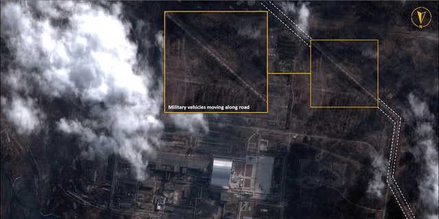 Üst üste bindirilmiş grafiklere sahip bir uydu görüntüsü, 25 Şubat 2022'de Ukrayna'nın Çernobil kentindeki Çernobil nükleer santralinin yanındaki askeri araçları gösteriyor. 