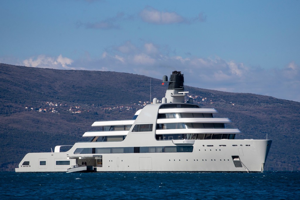 Roman Abramovich'in sahibi olduğu süper yat Solaris, 12 Mart'ta Porto Karadağ sularına varıyor.