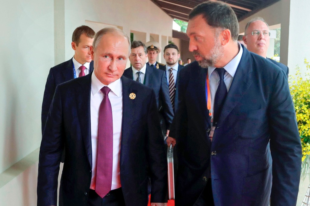     Rusya Devlet Başkanı Vladimir Putin, solda ve Rus maden devi Oleg Deripaska, sağda, Danang'daki Asya-Pasifik Ekonomik İşbirliği İş Danışma Konseyi Diyaloğu için yürüyorlar.