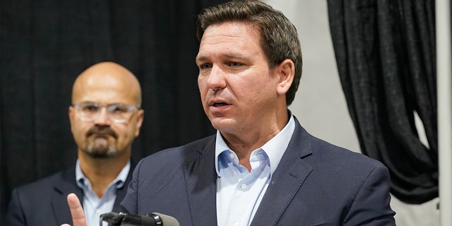 DOSYA - Florida Valisi Ron DeSantis, 18 Ağustos 2021 Çarşamba günü Pembroke Pines, Florida'da bir monoklonal antikor sitesinin açılışında konuşuyor (AP Photo/Marta Lavandier)