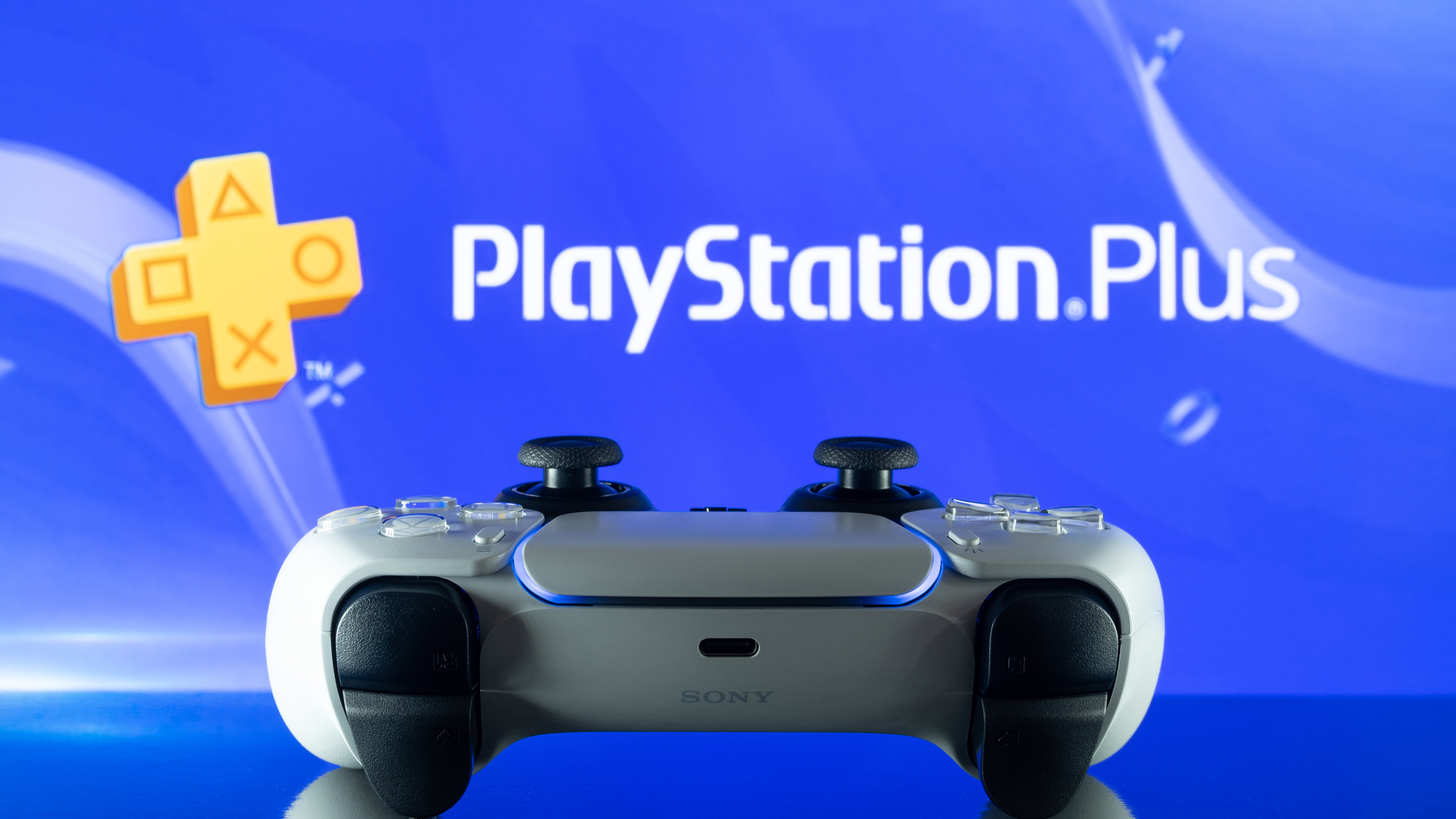 PlayStation Plus logosunun önünde DualSense PS5 denetleyicisi