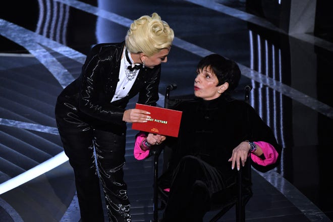 Lady Gaga, solda ve Lisa Minnelli, Pazar günü Akademi Ödülleri sırasında sahnede En İyi Film kategorisini açıkladı.