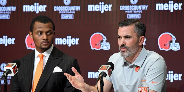 Cleveland Browns teknik direktörü Kevin Stefansky, 25 Mart 2022'de Ohio, Berea'daki Cross Country Mortgage kampüsünde oyun kurucu Deshaun Watson'ı tanıtan bir basın toplantısında konuşuyor.