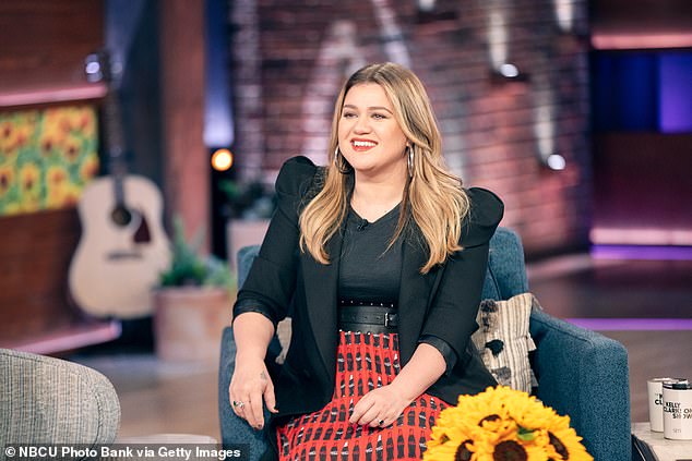Sunucu: Kelly, 2019'dan beri talk show The Kelly Clarkson Show'a ev sahipliği yapıyor ve bu yılın başlarında üçüncü sezon şovu sırasında yayınlanıyor.
