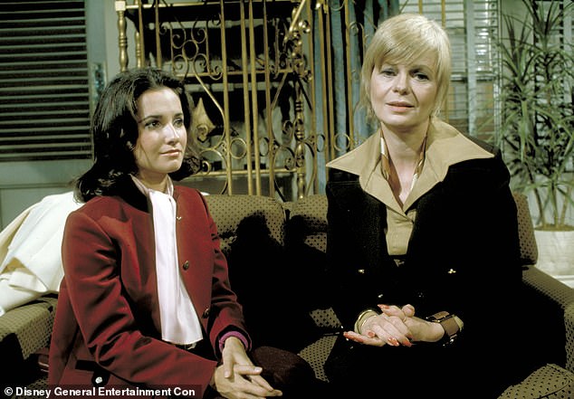 TV veterineri: Yıldız, en çok 1970'den 2011'e kadar süren tüm gösteri ağı boyunca ABC gündüz draması All My Children'da Erica Kane'i canlandırmasıyla tanınıyor. Solda Elaine Letchworth ile görüldü, sağda