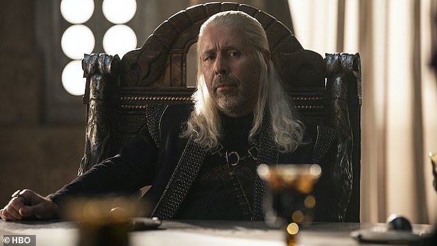 Çoklu platform: House of the Dragon 21 Ağustos'ta HBO ve HBO Max'te yayınlanacak, İngiltere'deki izleyiciler ise ertesi gün Sky Atlantic ve NOW TV'de diziyi izleyebilecek;  Kral Viserys Targaryen olarak Paddy Considine