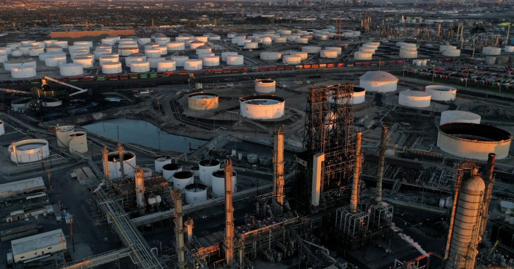 AB'nin Rusya'ya ambargo koyması ve Suudi rafineri üretiminin düşmesiyle petrol sıçradı