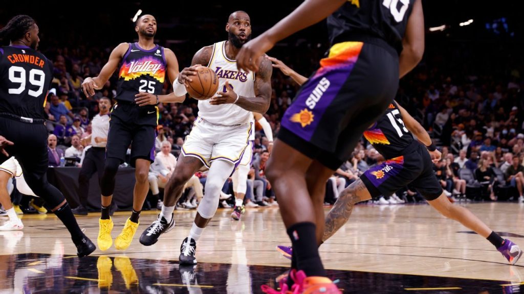 Lakers’tan LeBron James, NBA tarihinde 10.000 sayı, ribaund ve asist sayısına ulaşan ilk oyuncu oldu.