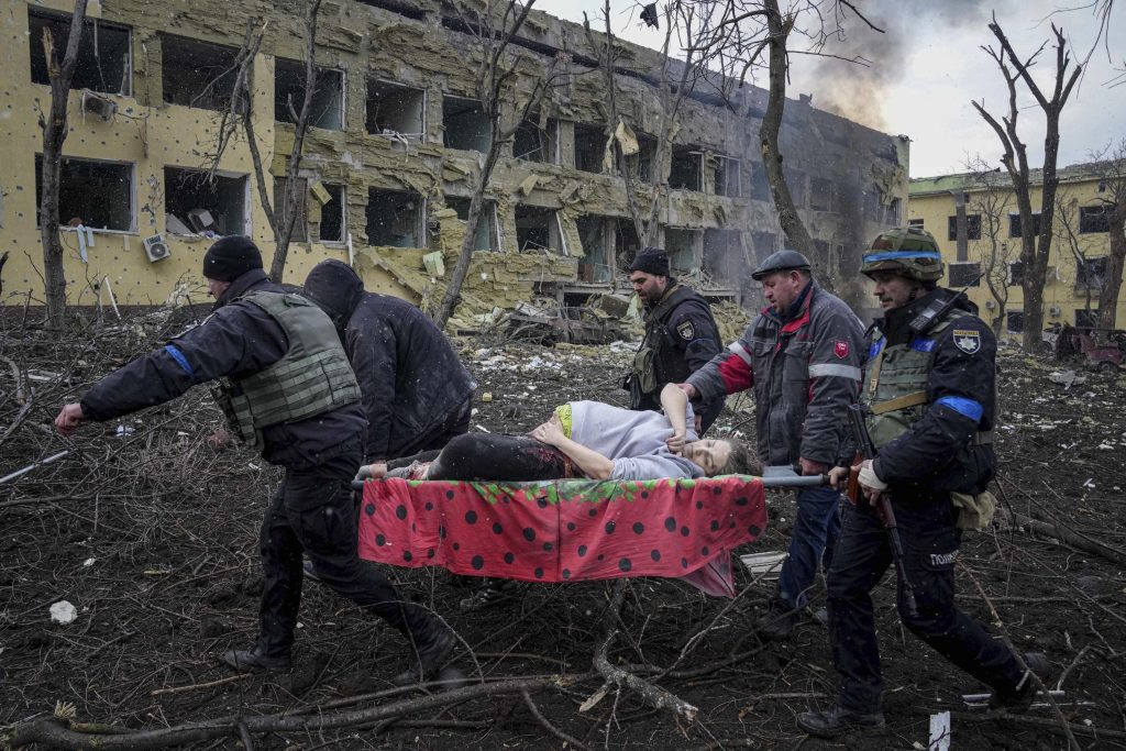 Rusya'nın doğumhaneyi bombalamasının ardından hamile kadın ve bebeği öldü