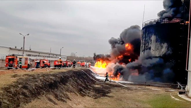 Rusya Acil Durumlar Bakanlığı basın servisi tarafından Cuma günü yayınlanan bu fotoğrafta, itfaiyeciler Belgorod'daki bir petrol deposunda çıkan yangın alanında çalışıyor.