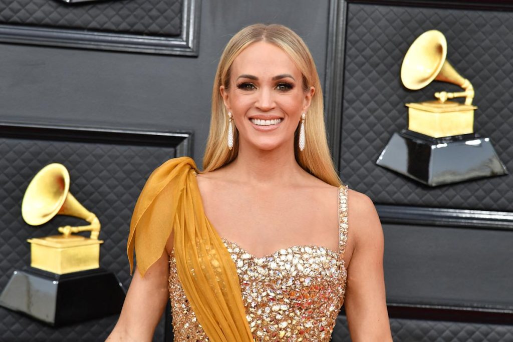 Carrie Underwood'un Grammy kırmızı halı görünümü, hayranların onu J.Lo ile karıştırmasına neden oluyor