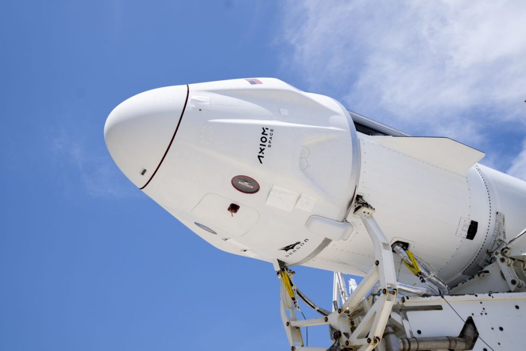 SpaceX, Ax-1 astronotunu fırlatmak için bir Falcon 9 roketi ve Dragon kapsülü yuvarladı (fotoğraflar)