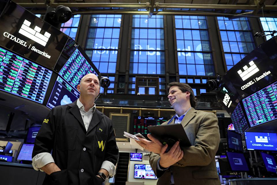 Tüccarlar, 4 Nisan 2022, New York City'deki New York Menkul Kıymetler Borsası'nın (NYSE) katında çalışıyor. REUTERS/Brendan McDermid
