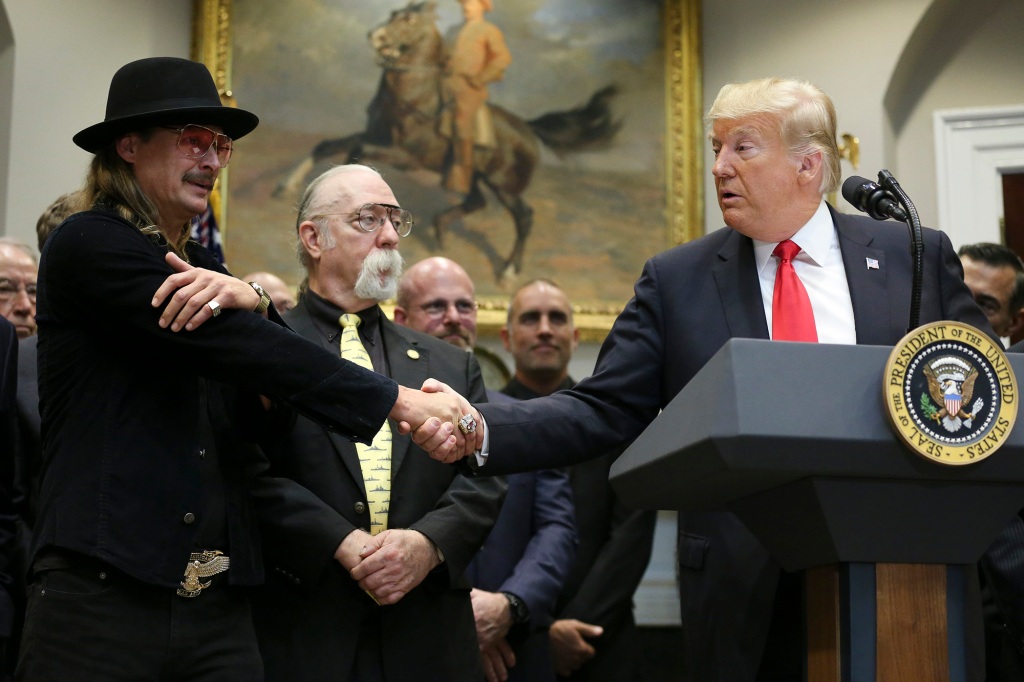 ABD Başkanı Donald Trump, 11 Ekim 2018'de Beyaz Saray'ın Roosevelt Odasında düzenlenen bir törende Orrin G. Hatch-Bob Goodlatte Müzik Güncelleme Yasası HR 1551'i imzalamadan önce Kid Rock ile el sıkışıyor. 