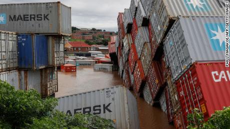 Durban'da nakliye konteynırları şiddetli yağmur ve rüzgarda düştü.