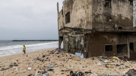 Ülkeler iklim krizi için kimin ödeme yapması gerektiği konusunda tartışırken, Lagos adasındaki bir topluluk deniz tarafından yutuldu 