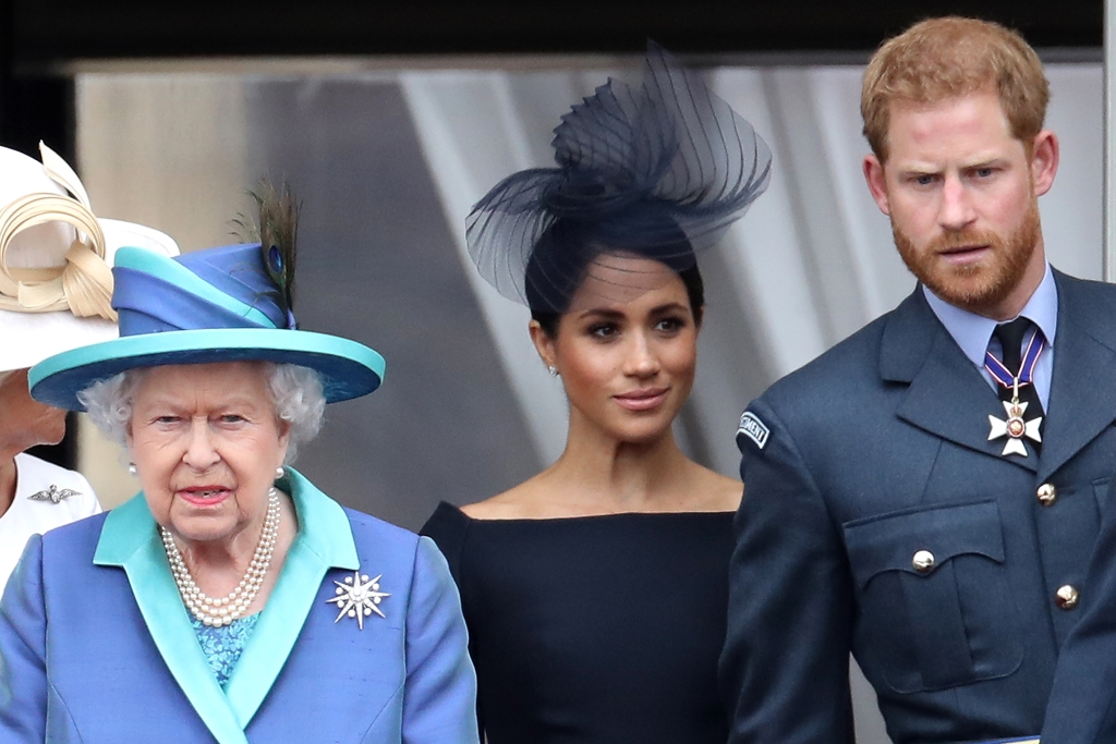 Kraliçe II. Elizabeth, Prens Harry, Sussex Dükü ve Sussex Düşesi Meghan, kraliyet ailesi 10 Temmuz 2018'de Londra, İngiltere'de RAF'ın yüzüncü yılını kutlamak için düzenlenen etkinliklere katılırken Buckingham Sarayı'nın balkonunda. 