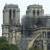 Notre Dame Katedrali yangınını söndürmek;  Kule kule çöktü, kuleler hala ayakta