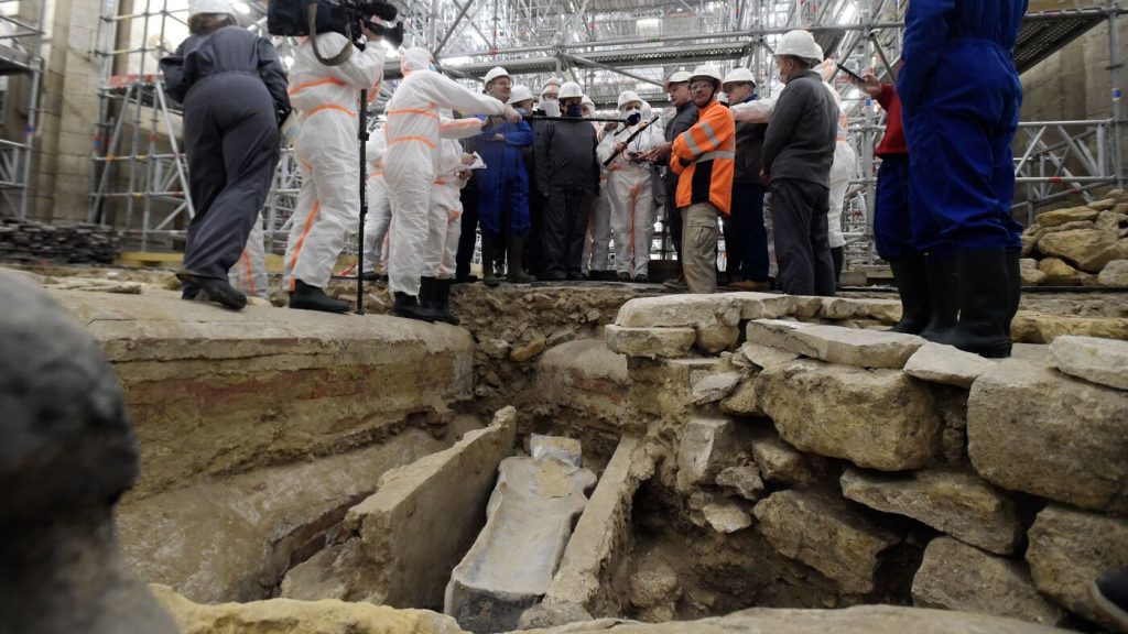 Arkeologlar Notre Dame Katedrali'nin altında tarihi eserler buluyor: NPR