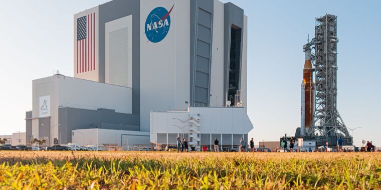 NASA, geri sayım testini tamamlayamadığı için devasa roketini geri çekti