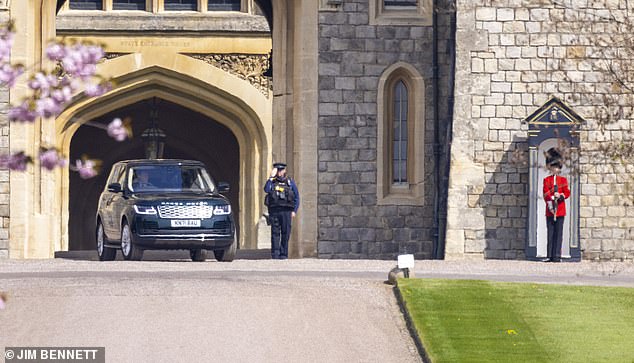 Düşünme zamanı: Windsor'dan ayrılırken görülen Kraliçe, Norfolk Malikanesi'ndeki Home Farm'da biraz zaman geçirecek.  Daha önce emekli olduktan sonra Prens Philip'e katıldı