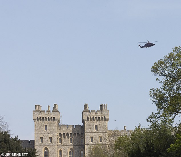 Uçan: Kraliçe Norfolk'a uçarken Windsor Kalesi üzerinde helikopter