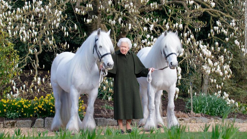 Kraliçe Elizabeth, tarihi jübile yılında 96. doğum gününü kutluyor