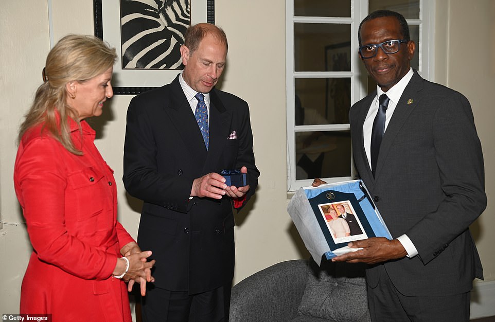 Wessex Kontu ve Düşesi, Başbakan Philippe Pierre ile hediye alışverişinde bulundu.  Ayrıca turları sırasında Antigua ve Barbuda ve Saint Vincent ve Grenadinler olmak üzere iki ülkeyi daha ziyaret etmeleri planlanıyor.
