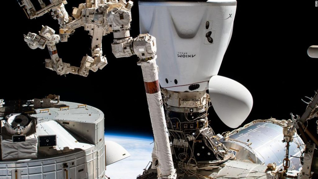 SpaceX astronotlarının tüm özel görevi, yaklaşık bir haftalık gecikmeden sonra Uluslararası Uzay İstasyonundan eve dönmek için
