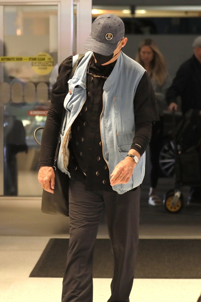 Bill Murray siyah bir maske takarken başı eğik olarak görülüyor.