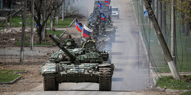 21 Nisan Perşembe günü Ukrayna'nın Mariupol kentinde bir Rus yanlısı güç konvoyu yol boyunca ilerliyor.