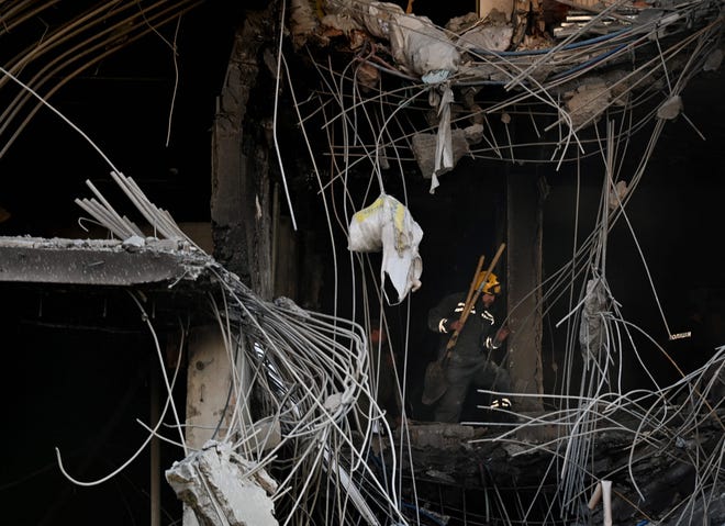 Rusya'nın Ukrayna'yı işgali sırasında 29 Nisan 2022'de Kiev'de Rus grevlerinin ardından bir işçi yıkılan bir binadaki molozları temizliyor.  - Rus saldırıları, BM Genel Sekreteri Antonio Guterres'in ziyareti sırasında 28 Nisan akşamı Kiev'i vurdu.