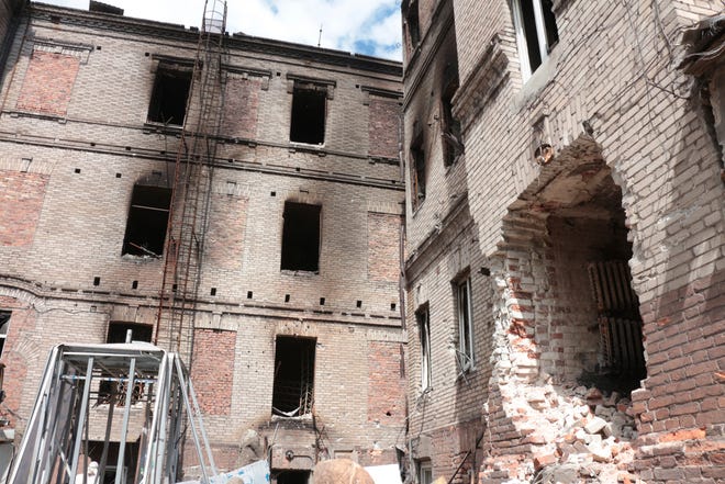 Ukrayna'nın doğusundaki Mariupol kentinde Rus destekli ayrılıkçı güçler tarafından kontrol edilen bir alanın bombalanmasının ardından yanan Mariupol Yerel Miras Müzesi'nden bir görünüm, 28 Nisan 2022 Perşembe.